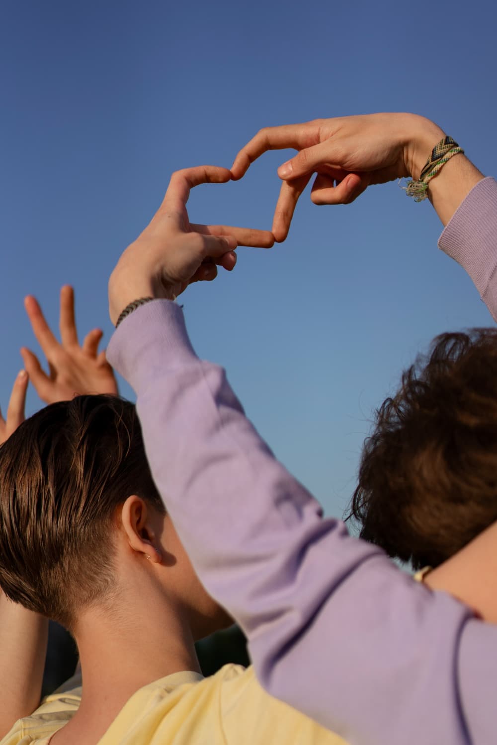 Casal formando coração com as mãos